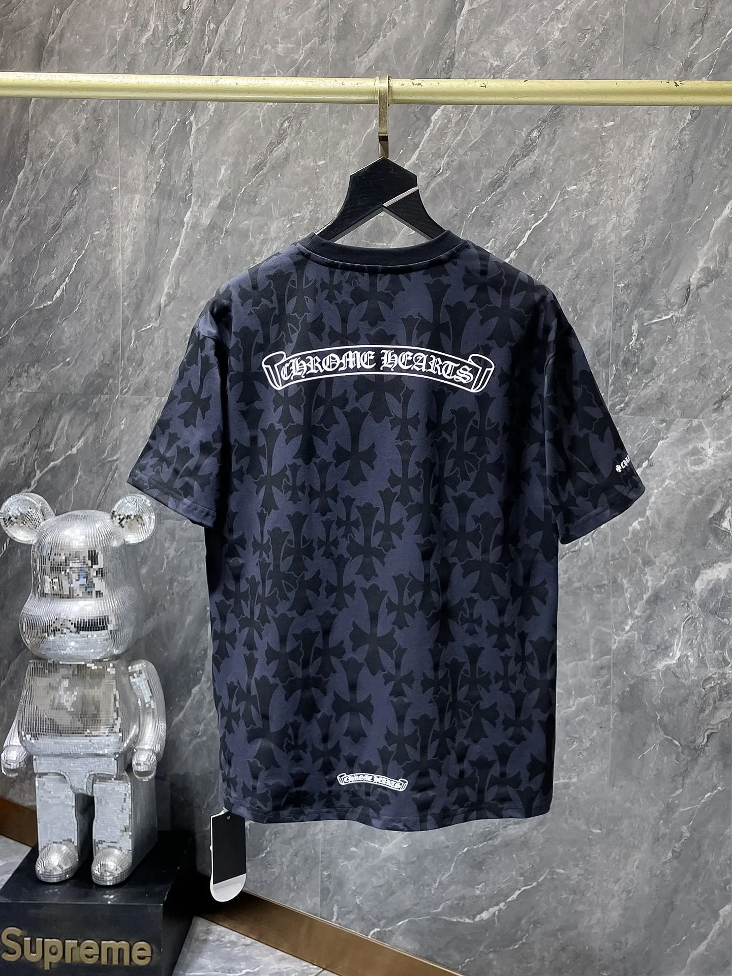P150 New Chrome Hearts 25ss for summer. High-weight, environmentally friendly and high-quality top-grade fabric. 275g~270g. Customized version with cross-printed short-sleeves. Counter synchronization. Re-engraved version 1:1. Recommended color: customized version black and gray. Size: S, M, L, XL.